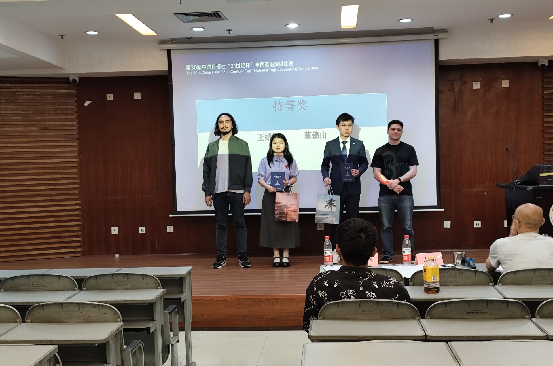 淫妻社
举办第30届中国日报社“21世纪杯”全国英语演讲比赛(成信大)校园决赛
